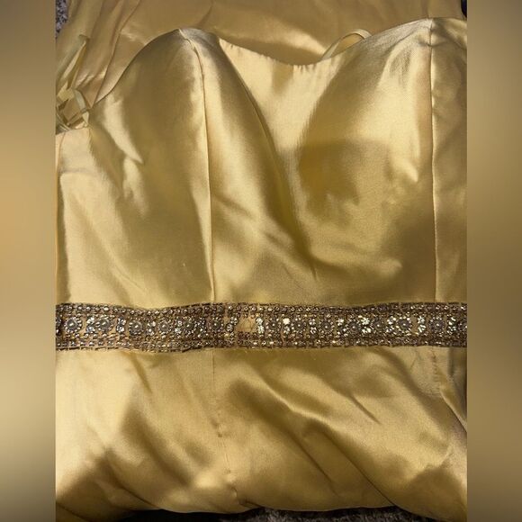 Mac Duggal NWT Flash strapless A-Line gown in the color lemon, size 10 - Picture 9 of 9